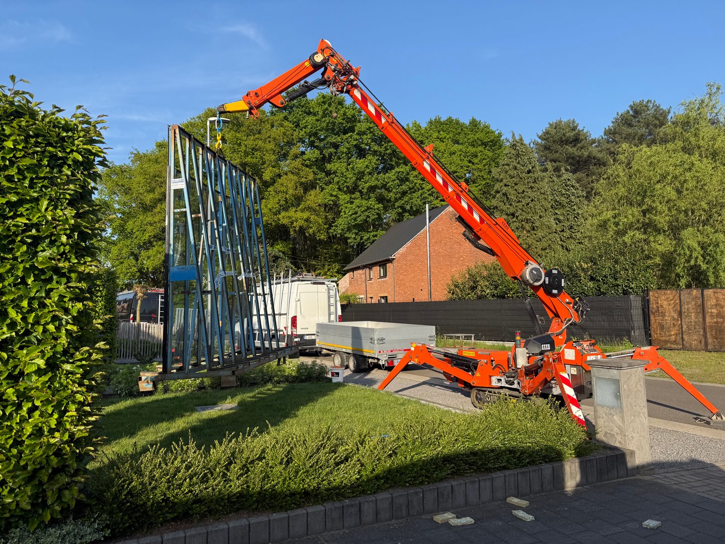 Precisie Glasplaatsing SPD360 kraan tijdens het nauwkeurig positioneren van een groot glaspaneel