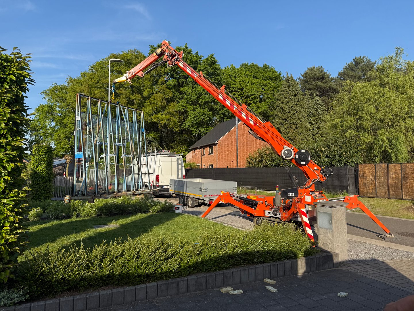 Glasinstallatie Project Gedetailleerd zicht op de installatie van architecturale glaspanelen met onze kraan