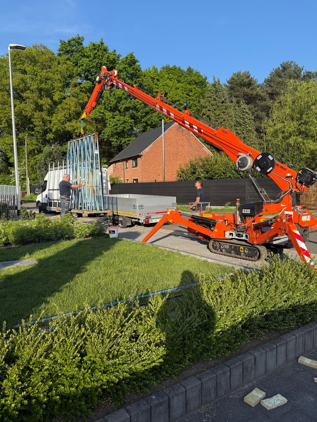 Kraanwerk Expertise Demonstratie van onze expertise in kraanwerk tijdens een glasplaatsingsproject