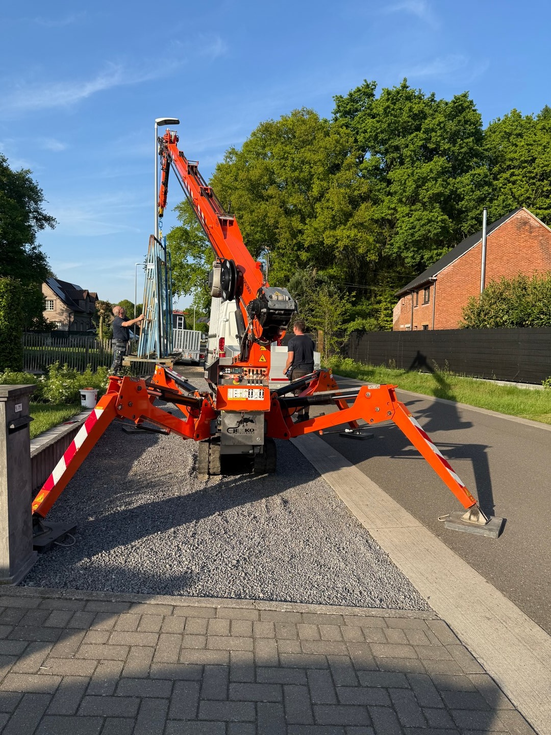 Glasmontage in Uitvoering Team aan het werk tijdens een complexe glasinstallatie met onze SPD360 kraan