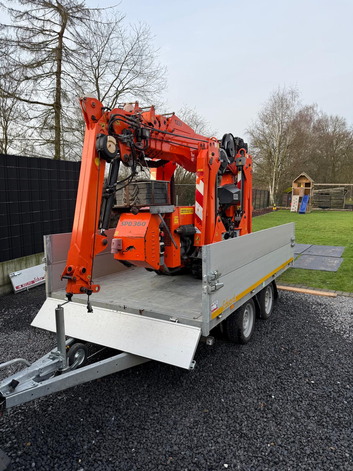 Kraanwerk Transport Transport van onze kraan op een aanhangwagen, klaar voor een nieuw project