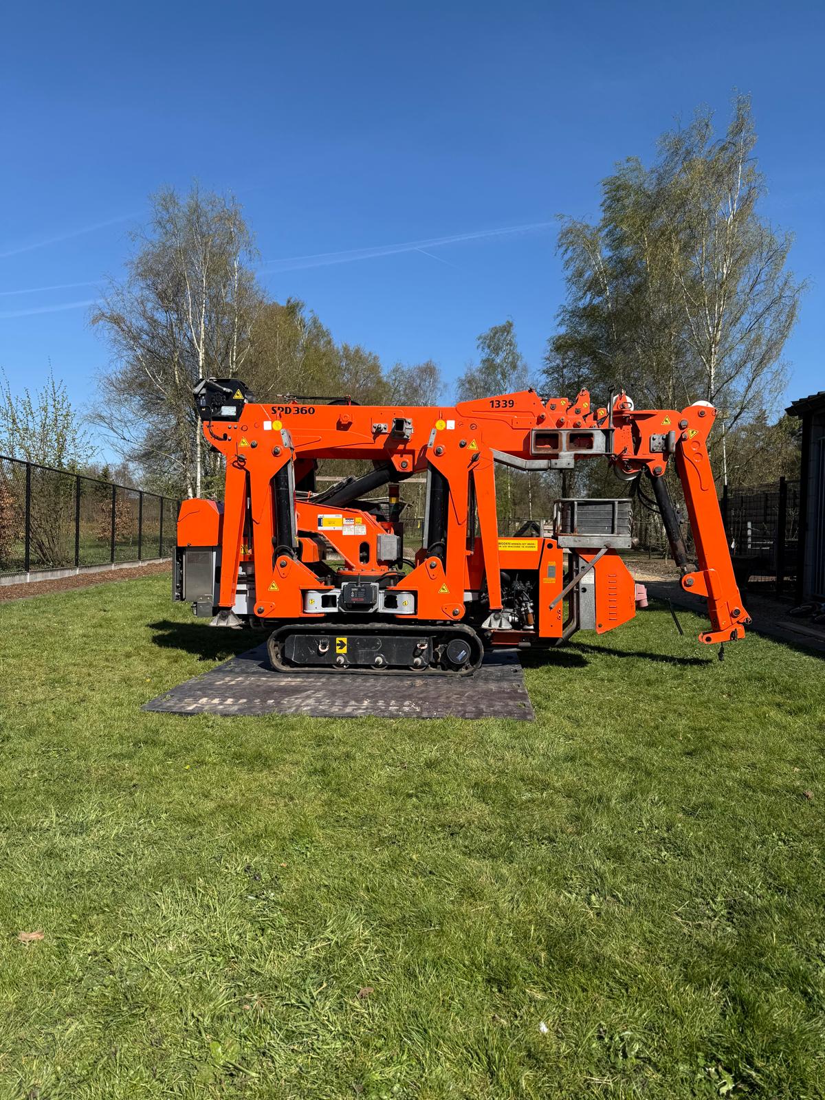 Kraanwerk Opstelling Frontaal aanzicht van onze kraan in werkopstelling, klaar voor gebruik